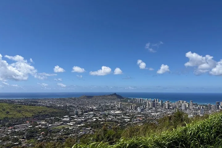 Une vue panoramique sur la skyline d'Honolulu et le cratère Diamond Head sur fond de ciel bleu.